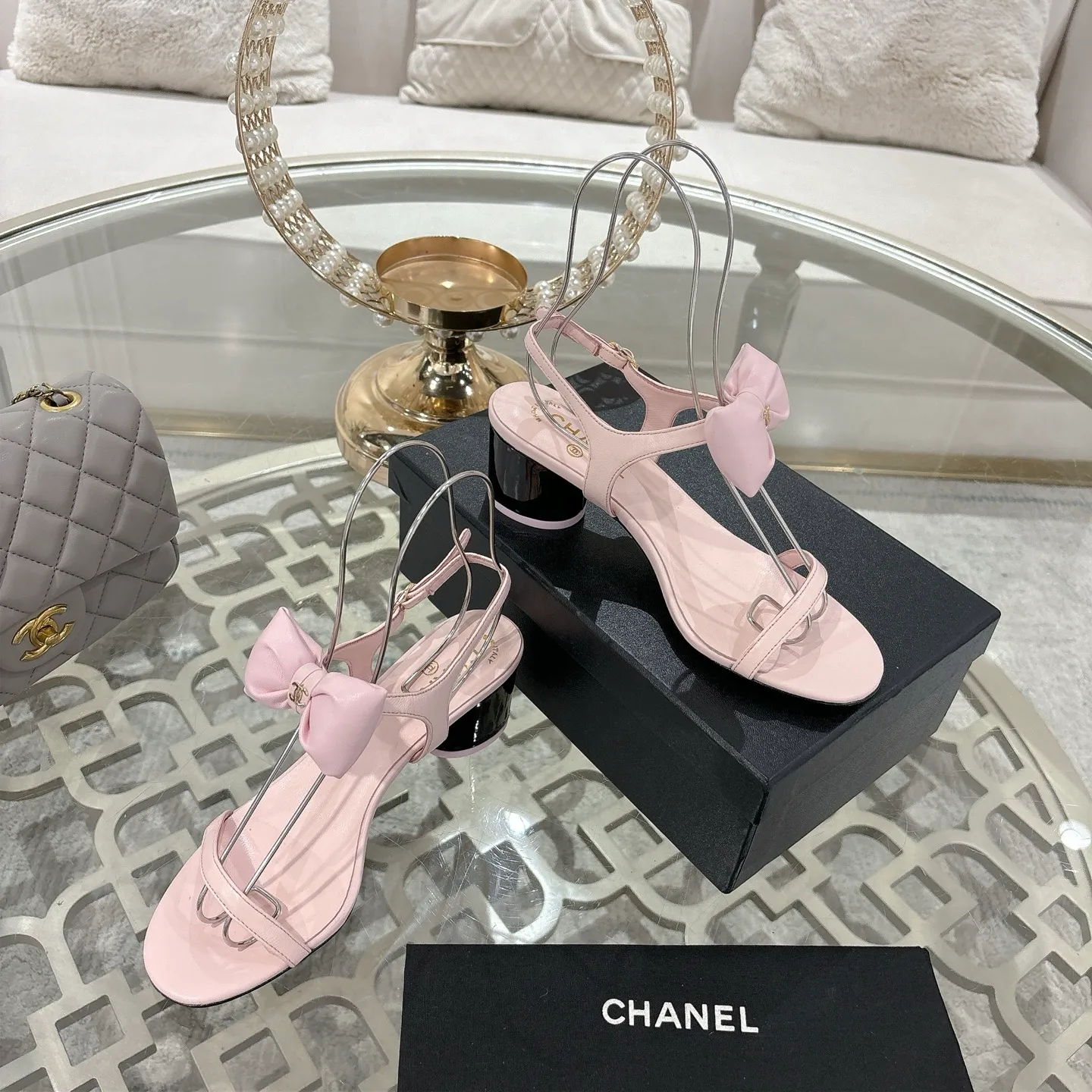 👟👟Ex-factory price 560👟👟 CHANEL 25ss spring and summer new counter top double C bow sandals. This classic design; bow with double C embellishment, playful and elegant, multiple color matching elements... Diversified mix and match is very beautiful and versatile, very light and comfortable on the feet, super delicate and elegant... ꫛꫀꪝ Go➫ Material: Upper: Original customized imported sheepskin Inner: Original custom-made sheepskin lining Outsole: Original custom-made Italian through-dyed genuine leather outsole Size: 35–40 (40 and 41 are custom-made and cannot be returned or exchanged)